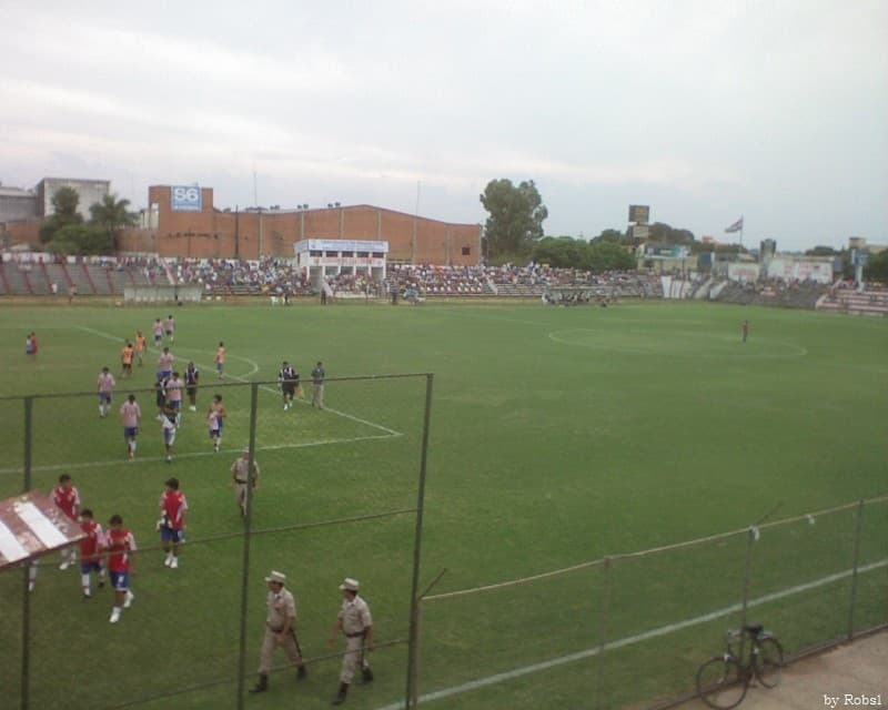Das Estadio Gunther Vogel kurz vor dem Anpfiff des Spiels zwischen Sportivo San Lorenzo und Sportivo Trinidense, vollständig ausgestattet für die Begegnung der Paraguayischen Ersten Division.
