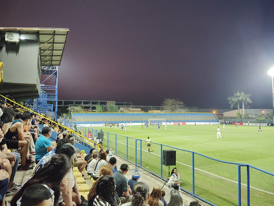 Estadio Luis Alfonso Giagni, voller Fans vor dem Anpfiff des Spiels zwischen Sportivo Trinidense und Sportivo Luqueño in der Primera División von Paraguay