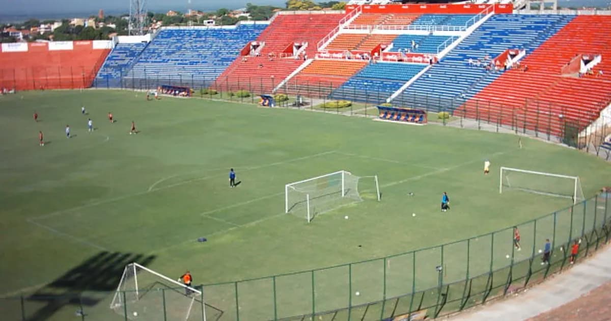 Das Stadion Estadio Ueno La Nueva Olla vor dem Spiel zwischen Cerro Porteño und 2 de Mayo