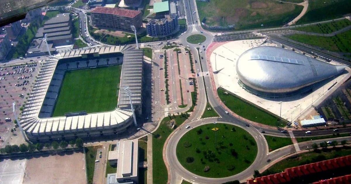 Das Fußballstadion El Sardineros vor dem Spiel zwischen Racing Santander und Valencia