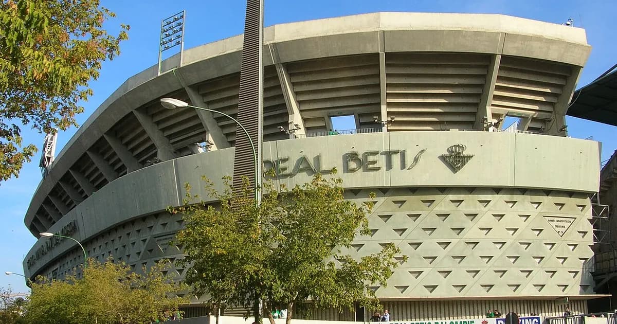 Blick auf das Estadio Benito Villamarín vor dem Anpfiff, mit leeren Rängen kurz vor dem Spiel zwischen Real Betis und Getafe