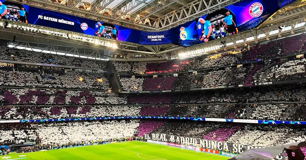 Das Santiago Bernabéu Stadion in Madrid vor dem Spiel zwischen Real Madrid und Villarreal, gefüllt mit Zuschauern und in Spielvorbereitung.