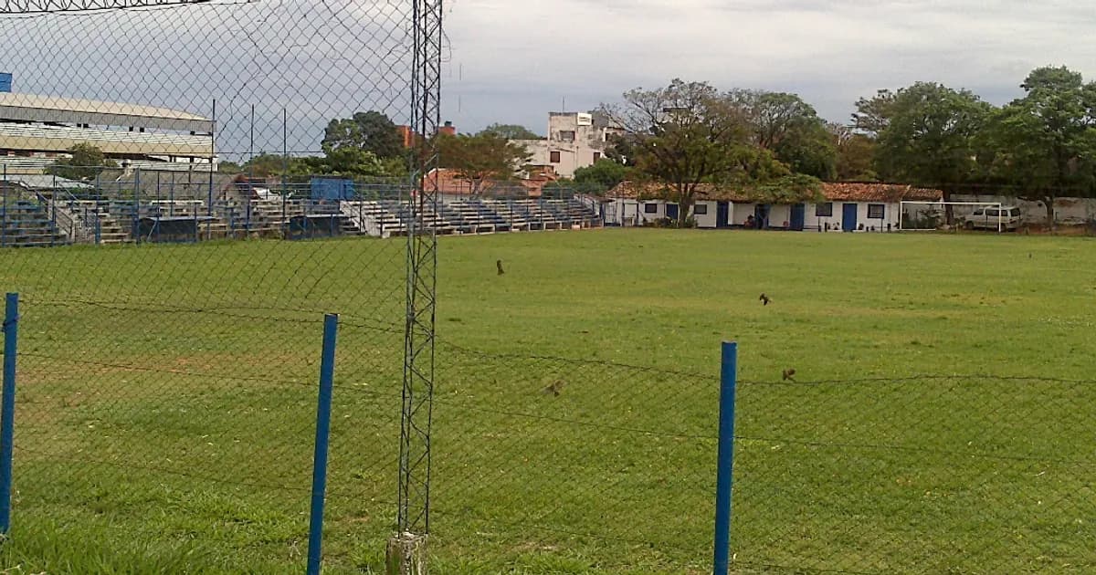 A crowded Estadio Ameliano Villeta in Villeta, Paraguay, filled with spectators under daylight before the Primera División match between Sportivo Ameliano and Rubio Ñú.