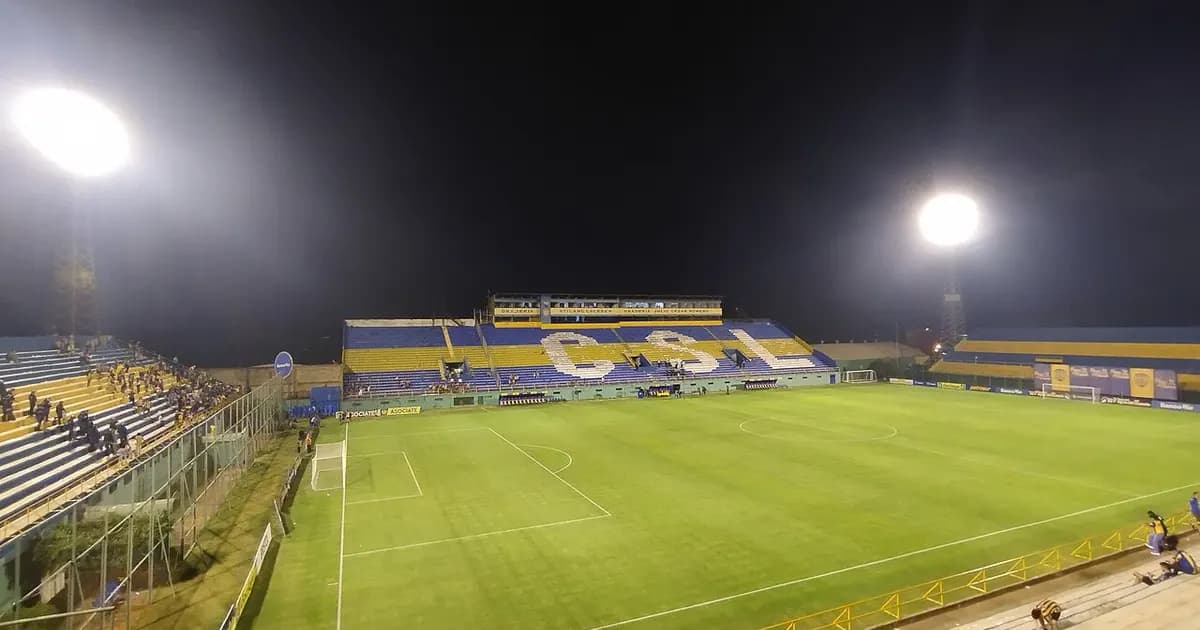 Luis Alberto Salinas Tanasio Stadium filled with spectators before the Cerro Porteño and Sportivo Luqueño match in the Paraguayan First Division.